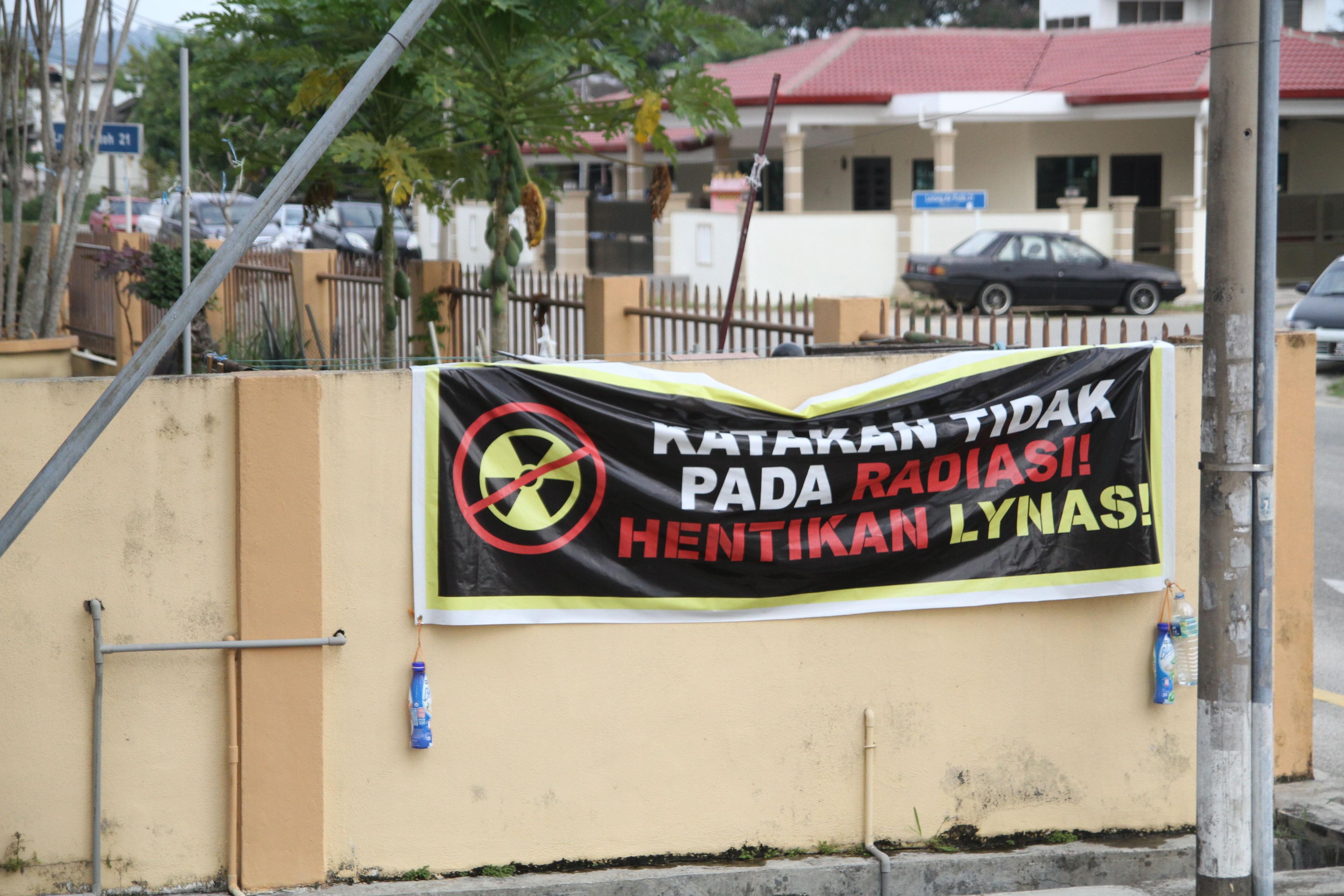 An anti-Lynas banner hung in a residential area. (Photo by Ryan Albrey/ CC BY 2.0) 